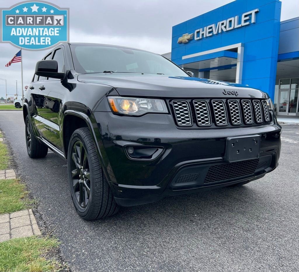 2020 Jeep Grand Cherokee Altitude in Other — front three-quarter view
