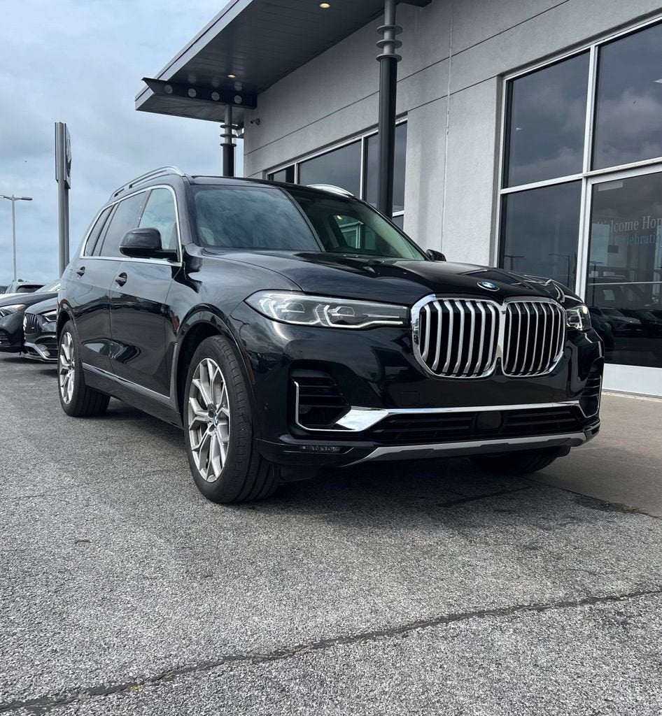 2020 BMW X7 xDrive40i in Black — front three-quarter view